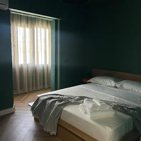 Modern Luxe Escape Apartamento Polisi i Vogel
