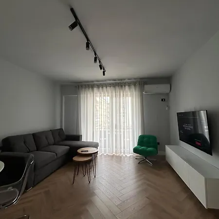 Modern Luxe Escape Daire Polisi i Vogel
